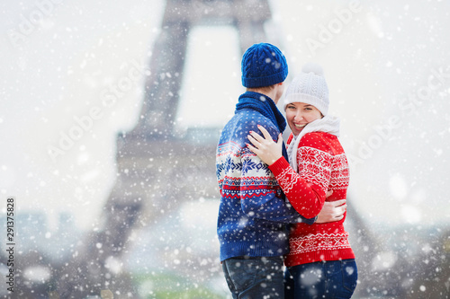 Photography Happy couple near the Eiffel tower on a winter day