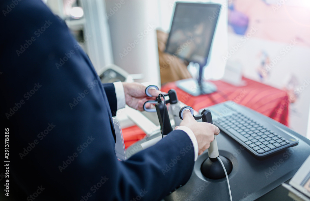 virtual surgical simulator for training surgeon students. Robotic technology in the training of doctors.