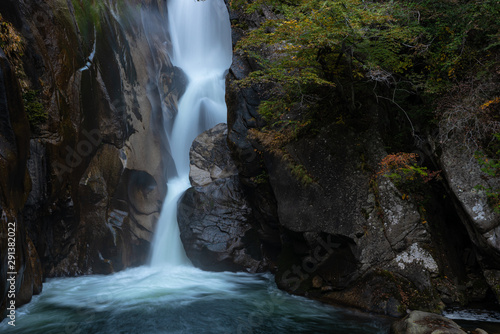 Fototapeta Naklejka Na Ścianę i Meble -  Senga Waterfall ( Sengataki ), A waterfall in Mitake Shosenkyo Gorge. Autumn foliage scenery view in sunny day. A popular tourist attractions in Kofu, Yamanashi Prefecture, Japan