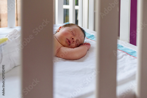 Bebé recién nacido dormido 22