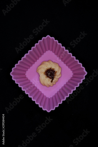 Biscoito goiabinha na forma rosa de silicone photo