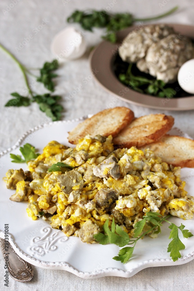 Zdjęcie Stock Scrambled eggs with brains of a cow, calf or sheep.The