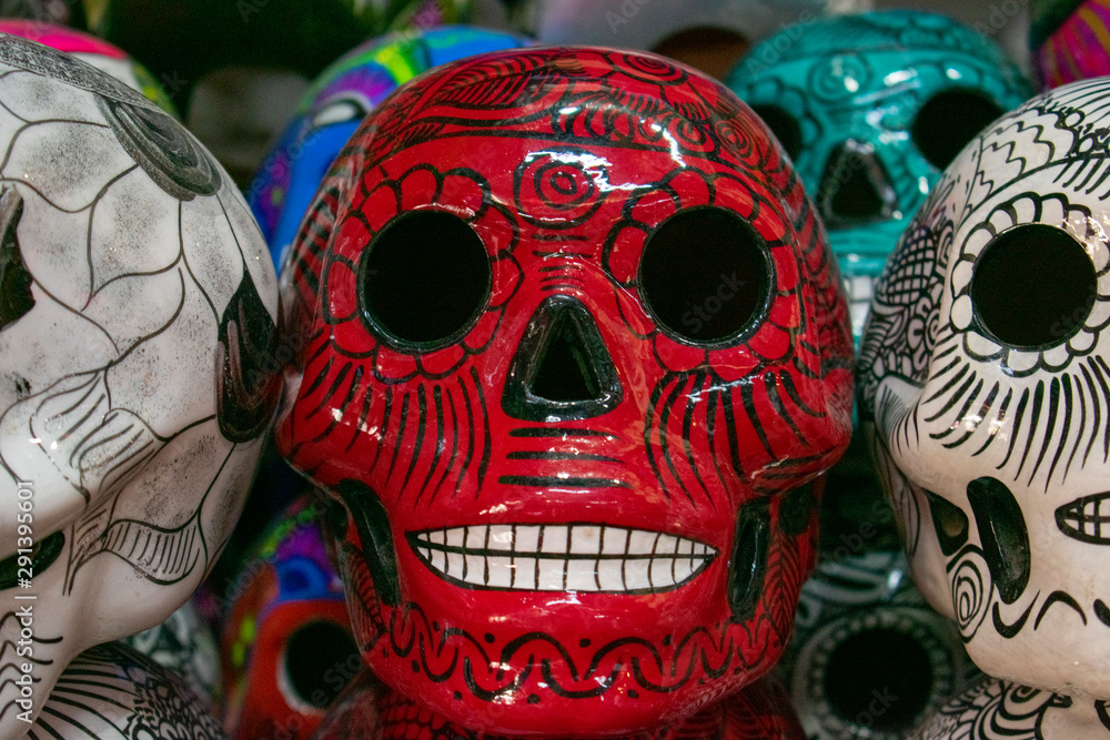 Artesanía mexicana: calaca calavera de barro pintada con colores. Una  calaca es una figura de un cráneo o esqueleto comúnmente utilizado para la  decoración durante el festival del Día de Muertos 素材庫相片