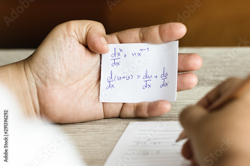 Foto Student using formula math sheet to cheat on test