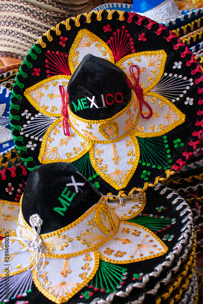 El sombrero de charro mexicano, es un sombrero popular de la cultura  mexicana, usado principalmente por los jinetes conocidos como charros, y  actualmente por los mariachis Stock Photo | Adobe Stock