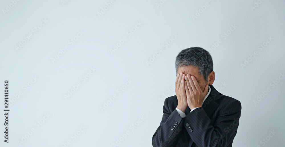 悩む中高年男性 悩む中高年男性