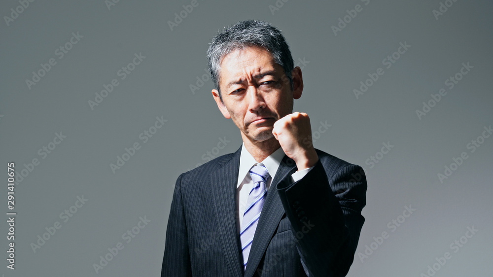 ガッツポーズする中高年男性 ガッツポーズする中高年男性