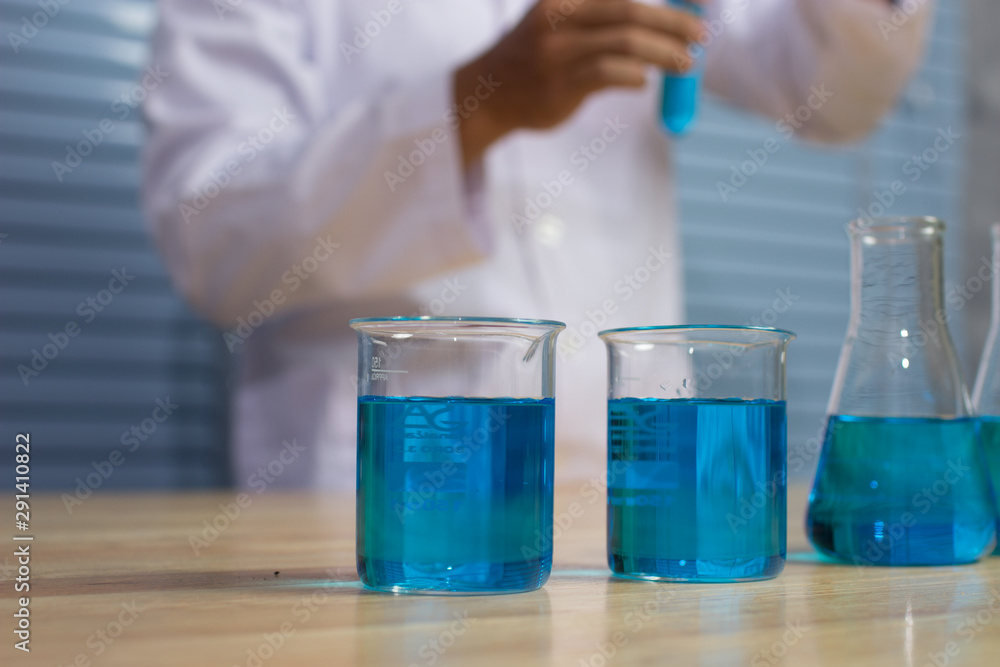 Scientists are experimenting with reagents.To treat the disease in people. Scientists are experimenting with reagents.To treat the disease in people.