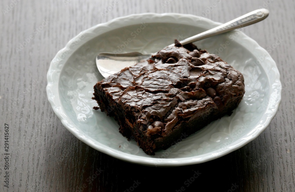 青いお皿にのせられたチョコレートブラウニー、スプーン 青いお皿にのせられたチョコレートブラウニー、スプーン