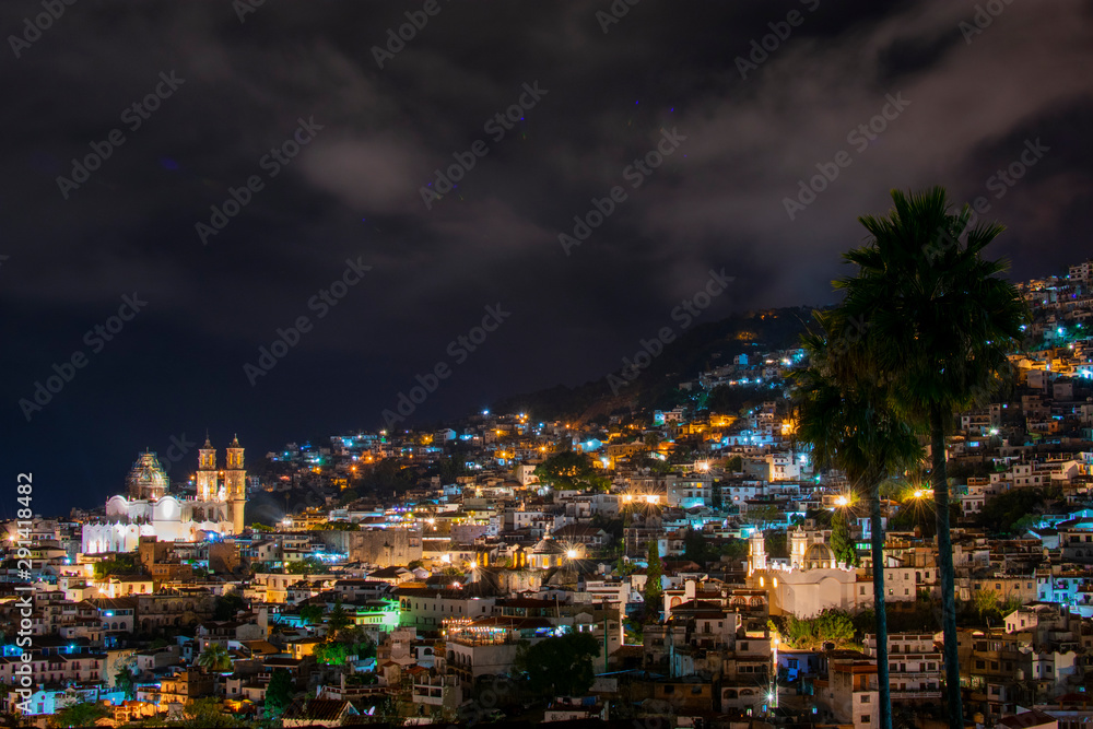 Taxco Guerrero de noche, mostrando las luces de la ciudad