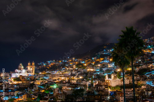 Taxco Guerrero de noche, mostrando las luces de la ciudad
