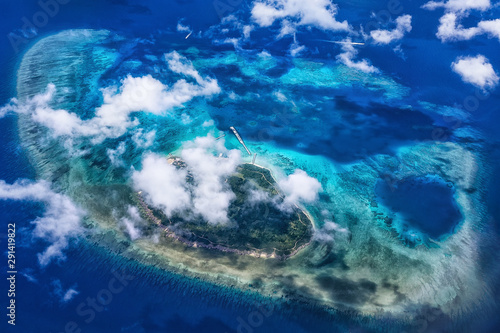 沖縄県・空から眺めた鳩間島の風景 © w.aoki