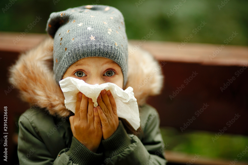 Foto de The little girl has a runny nose, colds and diseases season do