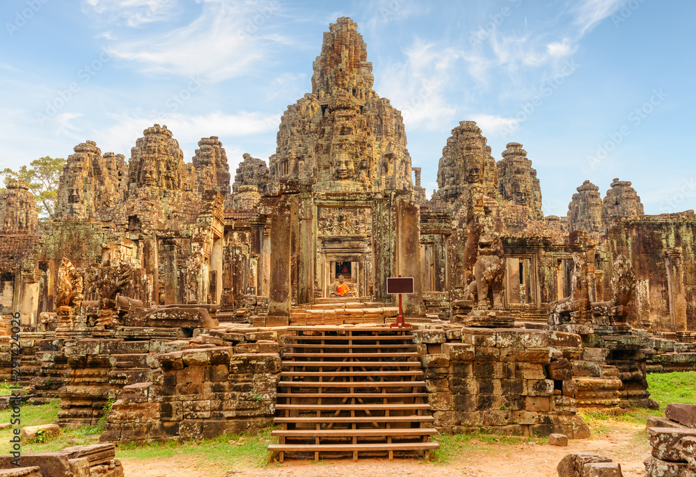 Naklejka premium Główny widok świątyni Bayon w Angkor Thom, Siem Reap