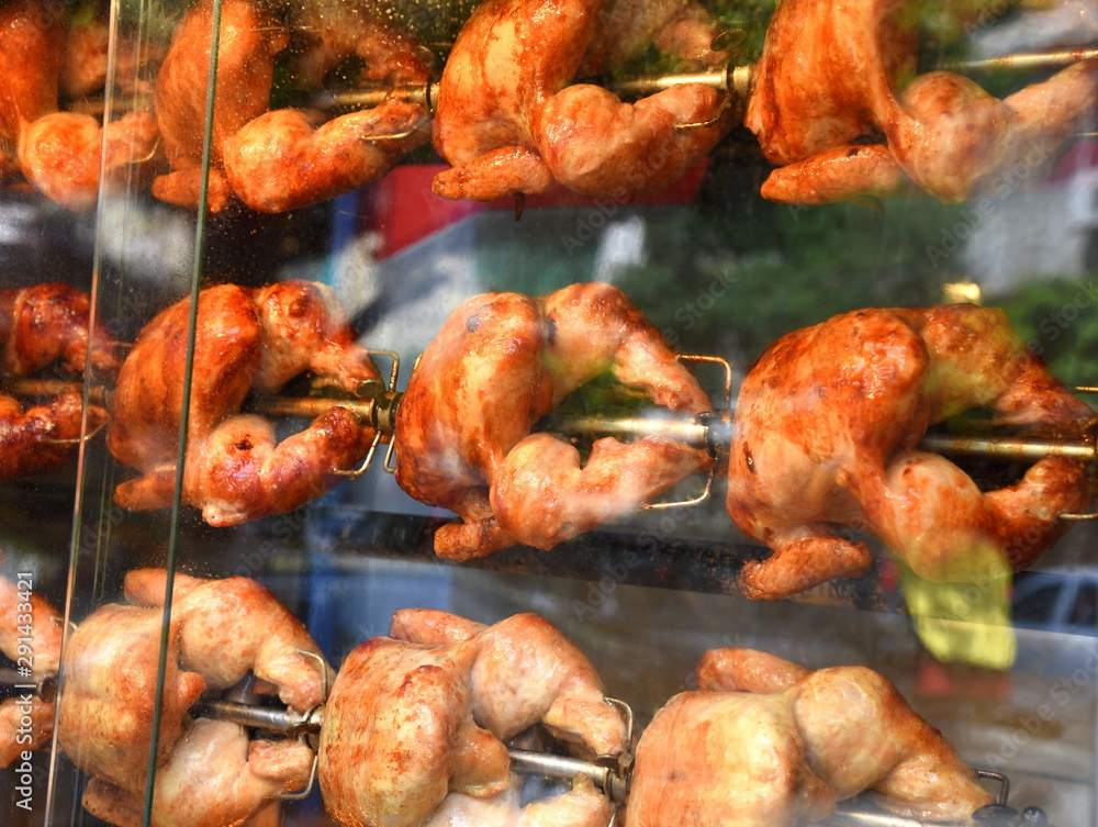 Spieße mit köstlichen Hähnchen in einem Grill Spieße mit köstlichen Hähnchen in einem Grill