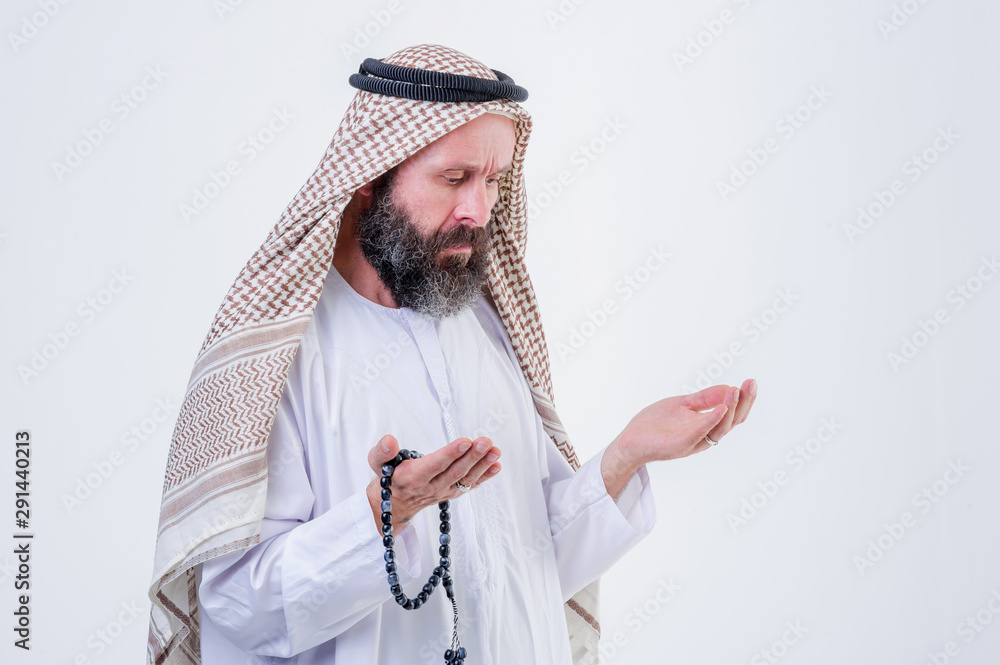 Φωτογραφία Praying hands of an old arabic man.Indoor picture.