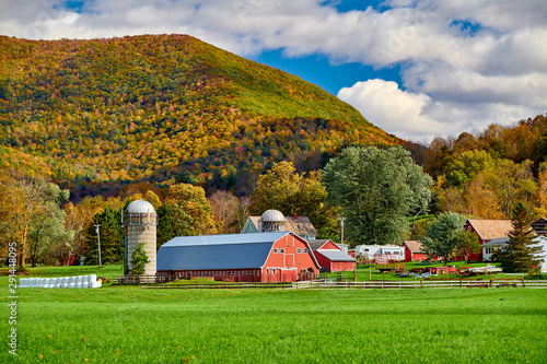 Obraz na plátně Farm with red barn and silos at sunny autumn day in West Arlington, Vermont, USA
