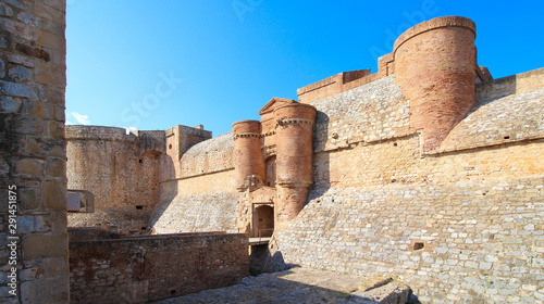 Forteresse de Salses près du Village of Rivesaltes dans les Pyrénées-Orientales en France photo