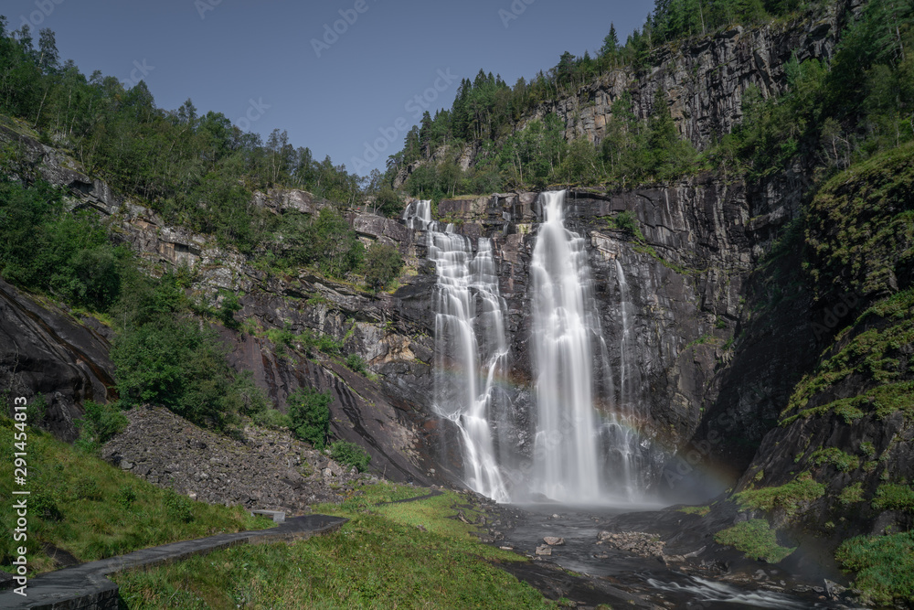 Wasserfall Langzeitbelichtung mit Regenbogen Wasserfall Langzeitbelichtung mit Regenbogen