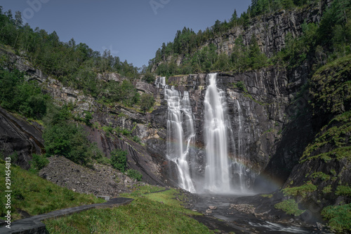 Wasserfall Langzeitbelichtung mit Regenbogen