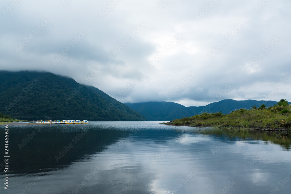 (山梨県-風景)雲に覆われた本栖湖の風景４