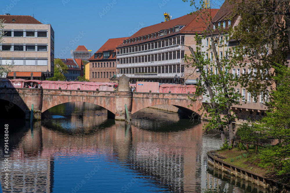 Blick auf eine Brücke über die Pegnitz in Nürnberg/Deutschland