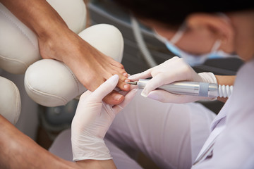 Handdoek met foto Pedicure Pedicure met elektrische nagelvijl  © Yakobchuk Olena