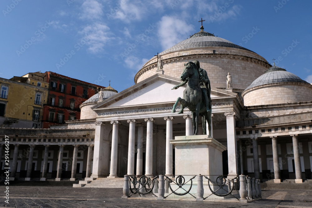 Basilique San Francesco di Paola et statue de Charles VII de Naples