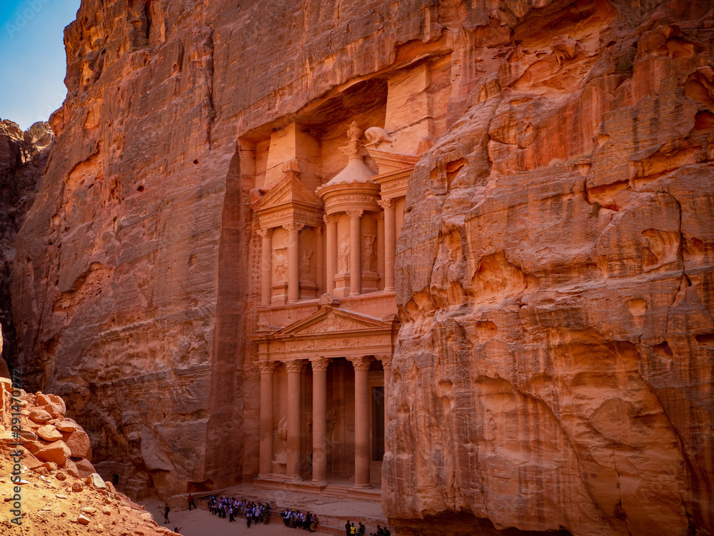 Φωτογραφία Front facade of the treasury temple of Petra, Jordan, seen from the perspective