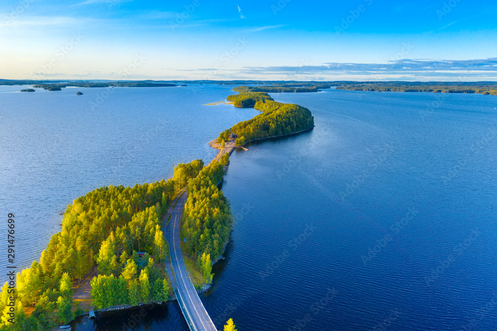 Aerial view of Pulkkilanharju Ridge, Paijanne National Park, southern part  of Lake Paijanne. Landscape with drone. Blue lakes, road and green forests  from above on a sunny summer day in Finland. foto