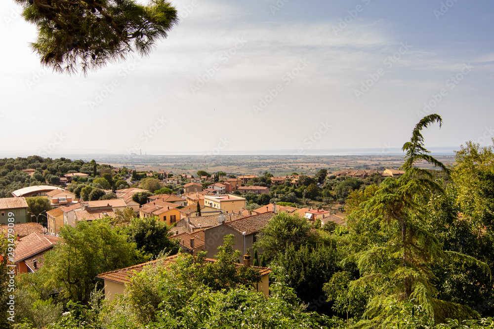 panorama su campagna e borgo