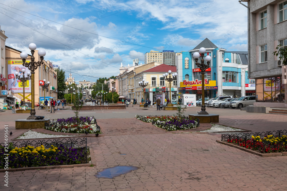 Obraz premium ULAN UDE, RUSSIA - SEPTEMBER 06, 2019: Ulitsa Lenina is a pedestrian arbat street in the center of Ulan-Ude city, Republic of Buryatia, Russia.