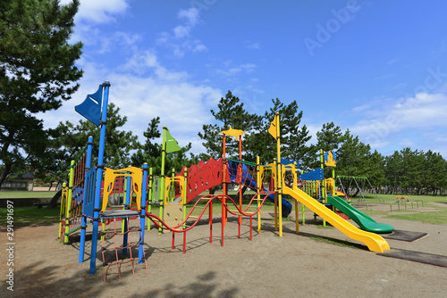 無人の公園の遊具（すべり台）