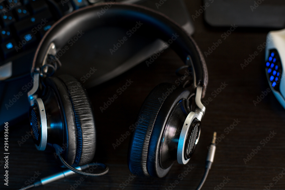 Black headphones hifi on desk audiophile - obrazy, fototapety, plakaty 