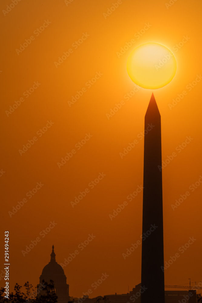 Fototapeta premium Sun Rises Over the US Capitol and Washington Monument