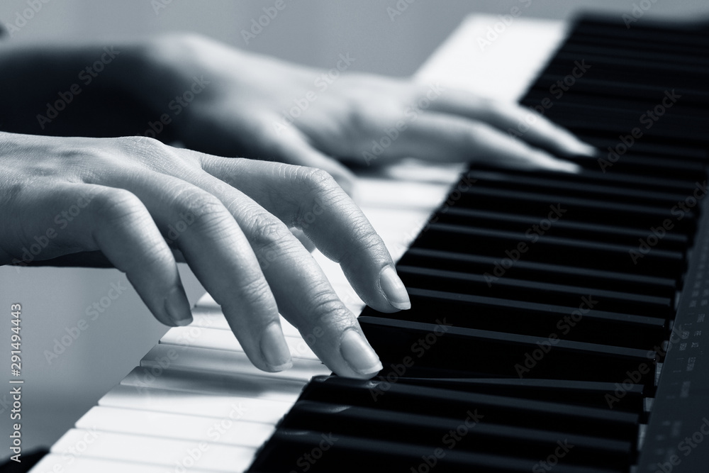 Obraz premium Young woman playing piano