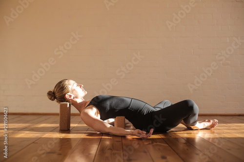Foto Beautiful girl relaxing practicing restorative yoga