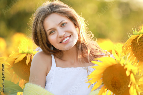 Beautiful young woman in su...