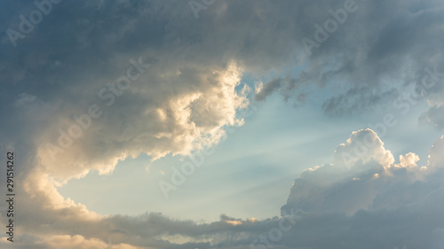 雲と夕日