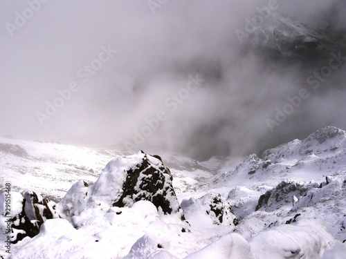 Neige au sommet du Pic du Midi dans les Pyrénées françaises