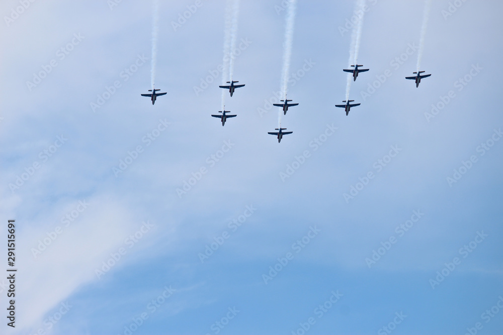 Patrouille de france dans le ciel bleu formation militaire Patrouille de france dans le ciel bleu formation militaire