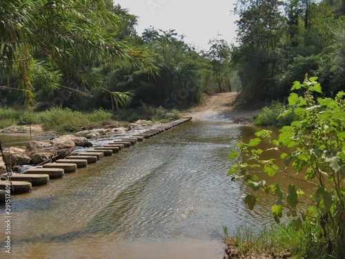 Tableau sur toile pasarela de piedra para viandantes sobre el río Anoia en un pueblo cerca de Barc