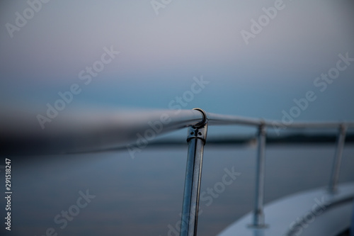 Reling auf Schiff mit Meer im Hintergrund
