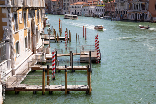 Anlegestelle für Gondeln in Venedig mit Booten im Hintergrund