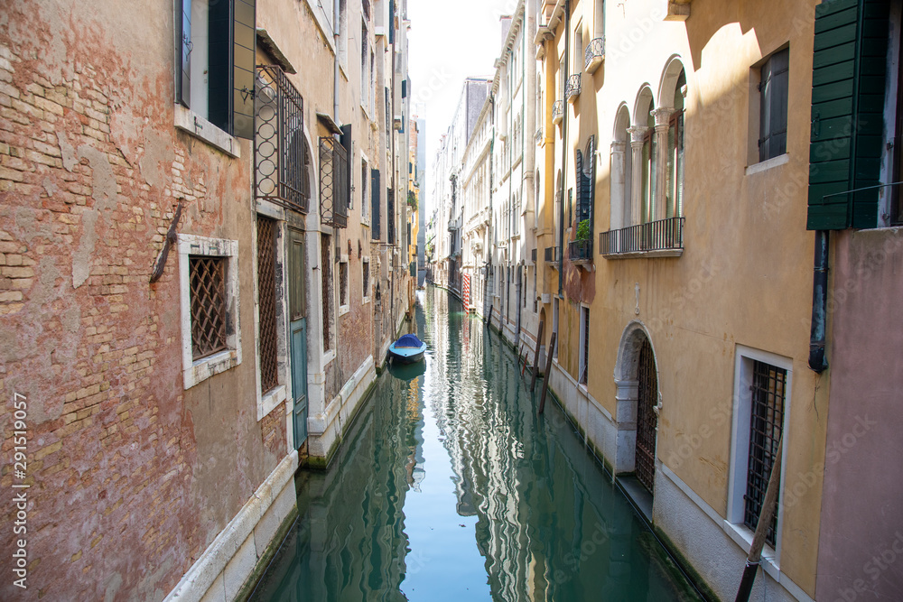Kleiner Kanal in Venedig mit Häusern und Boot