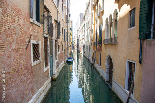 Kleiner Kanal in Venedig mit H  usern und Boot