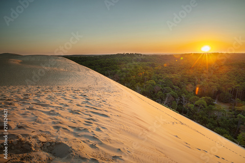 Lever du soleil sur la Dune du Pilat , Nouvelle-Aquitaine .