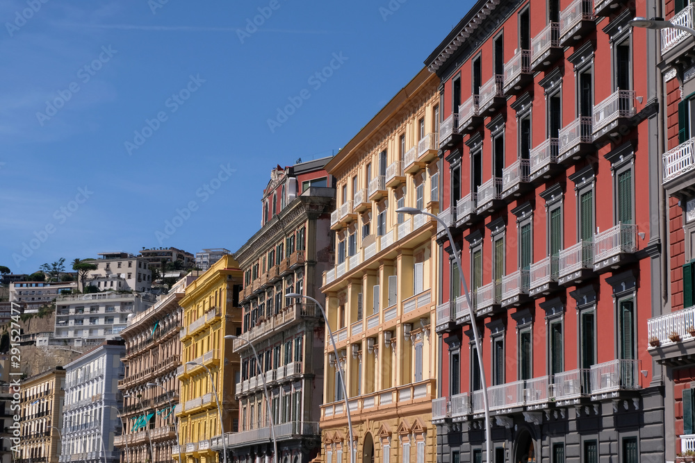Immeubles colorés du quartier Chiaia à Naples en Italie