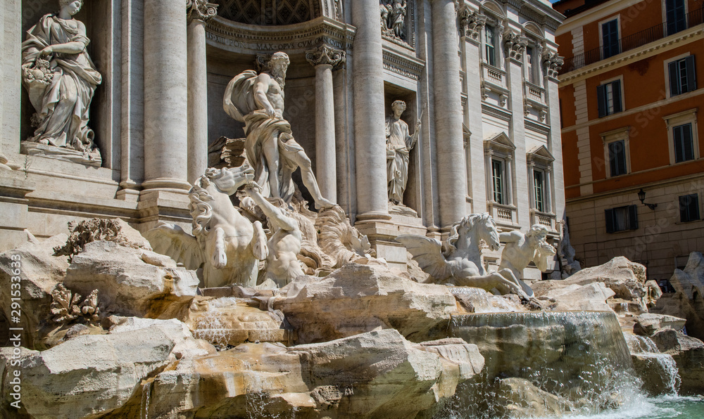 Fonte de Trevi, uma das fontes mais famosas de Roma, com vista parcial da bela obra de mármore, com sua superstição de jogar uma moeda para retornar à fonte novamente, Roma Italia