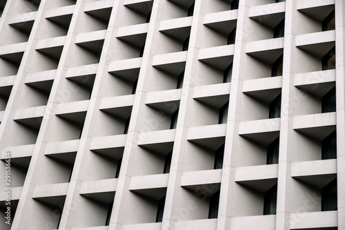 Obraz na płótnie Szara betonowa ściana z wieloma równymi kwadratowymi oknami